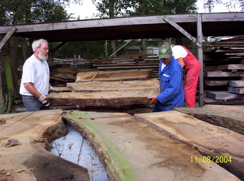 Een nieuwe voorraad hout halen