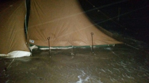 Het water tot aan de tent