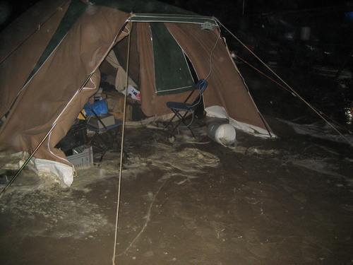 Het water tot aan de tent