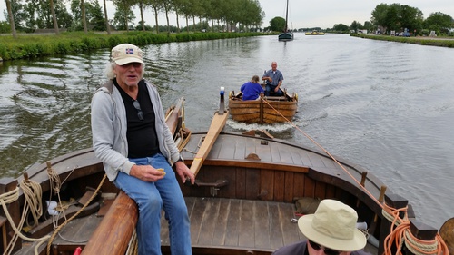 Jan van Claes op sleeptouw in het Noordhollands kanaal