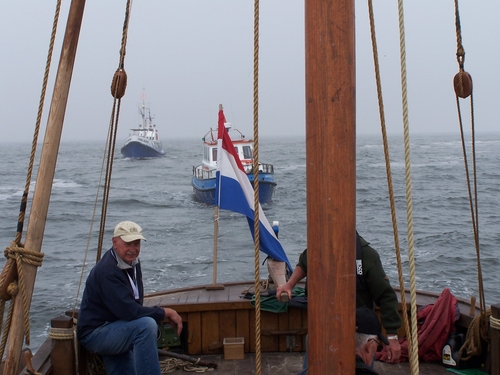 Binnenlopen Pinck in haven van Scheveningen