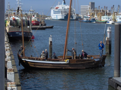 Manoeuvreren bij de steiger in IJmuiden