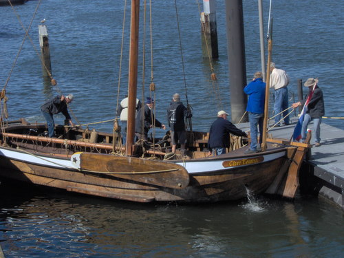 Manoeuvreren bij de steiger in IJmuiden