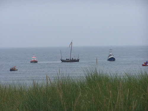 De pinck geflankeerd door de KNRM en ERB