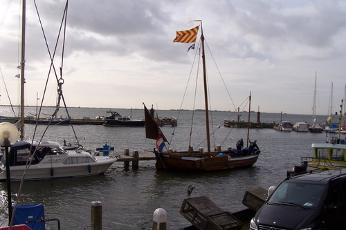 Derper vlag in de haven van Volendam