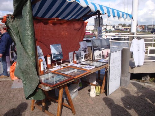 De luw gemaakte stand in IJmuiden