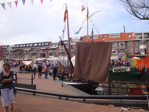 drukte op de Prins Hendrikkade in Katwijk