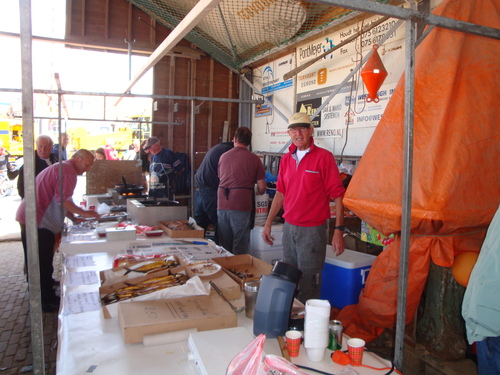 In onze loods bakt de visclub hun "vissie" tijdens de visserijdag
