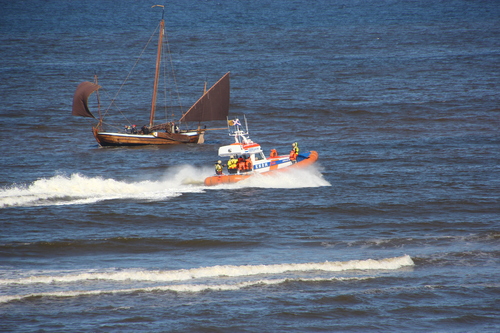 Heen en weer voor de kust