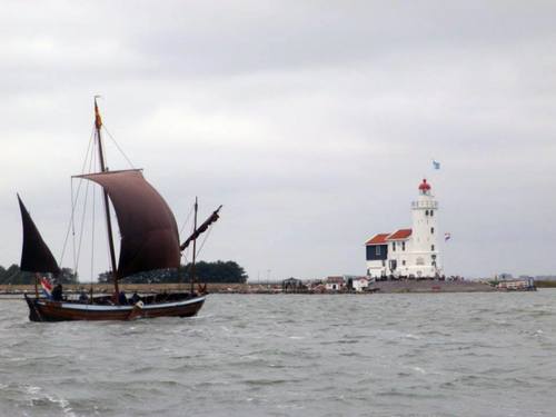 op weg naar Volendam met het Paard van Marken op de achtergrond