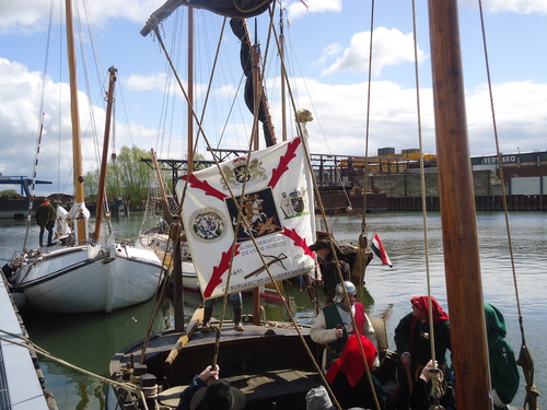 Ridder en vaandel aan boord van de "Claes Teunisz."