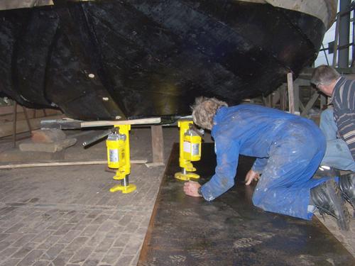 Rijplaten onder de pinck aanbrengen