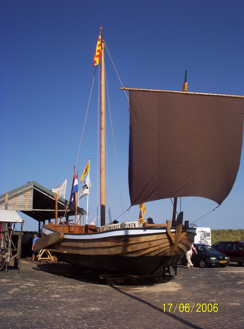 de pinck incl. grote mast en voorzeil