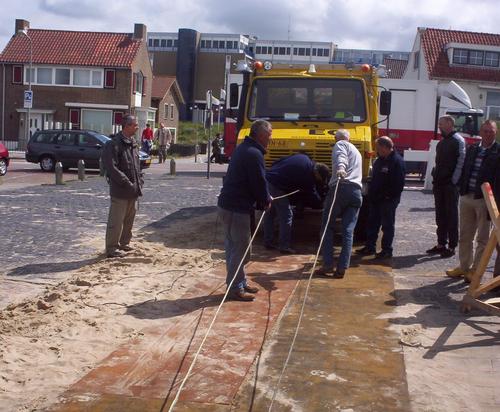 De truck van de KNRM trekt de pinck naar voren