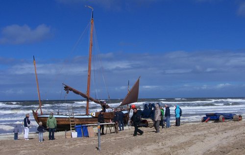 Claes Teunisz op het strand. Windkracht 6