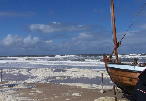 Schuimflarden. De zee ontdoet zich van afgestorven algen